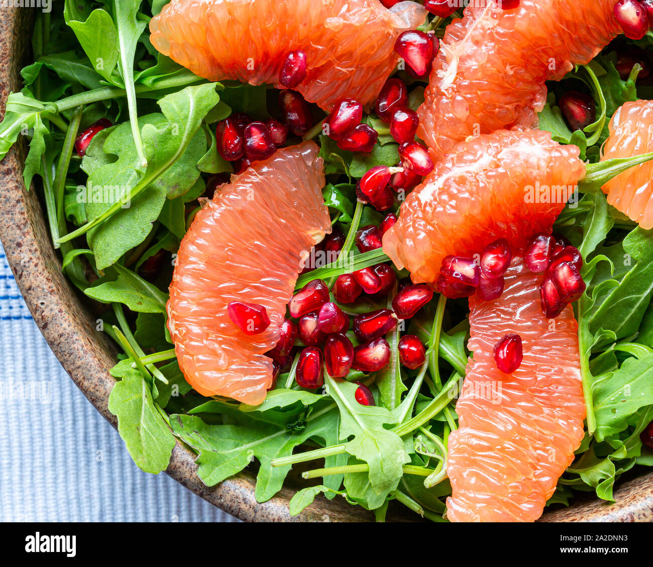 Salat mit Rucola und Grapefruit. Gesundheit auf den Teller. Frische Rucola. Vegetarisches Gericht. Salat mit Granatapfel Samen. Gesund und frisch. Stockfoto