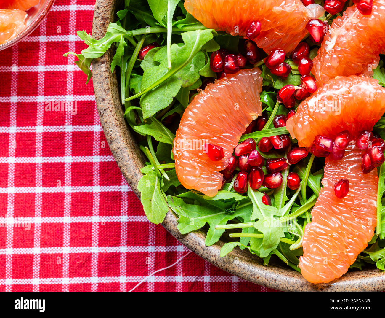 Salat mit Rucola und Grapefruit. Gesundheit auf den Teller. Frische Rucola. Vegetarisches Gericht. Salat mit Granatapfel Samen. Gesund und frisch. Stockfoto