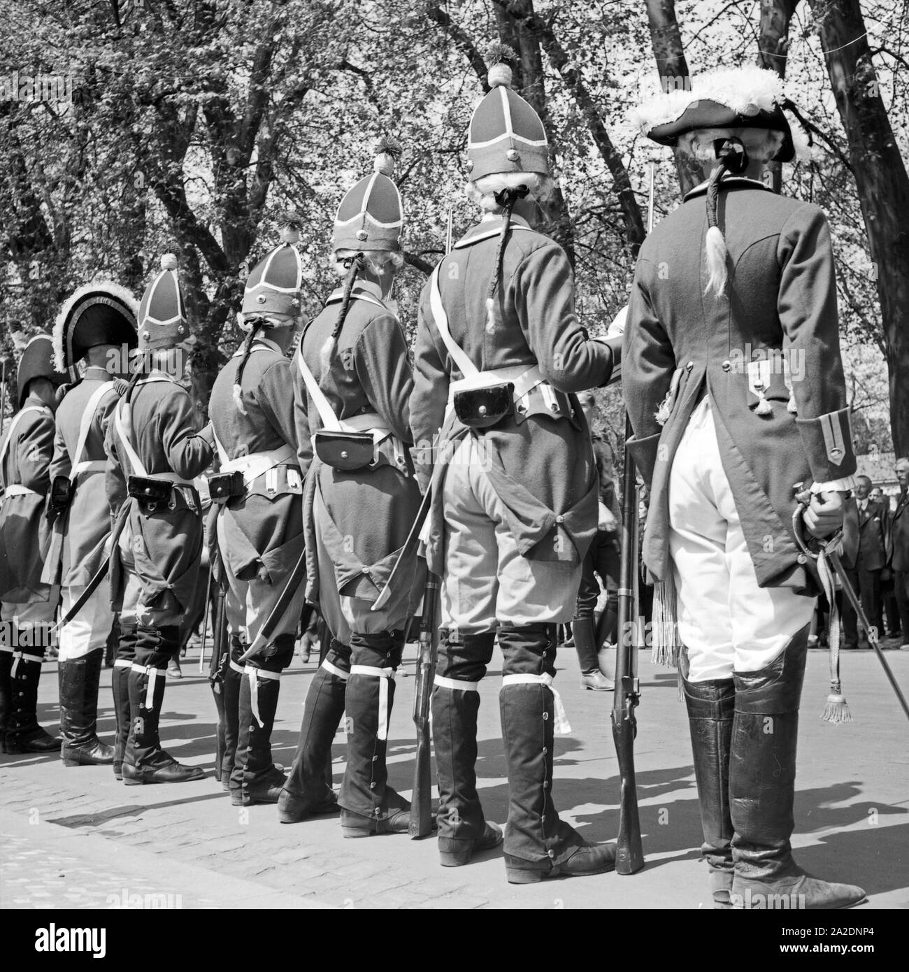 Männer sind in historischen kurmainzischen, mit preußischen Uniformen Einschlägen im Kurpark von Wiesbaden angetreten, Deutschland 1930er Jahre. Männer in historischen Uniformen im Wiesbadener Kurpark, Deutschland 1930. Stockfoto