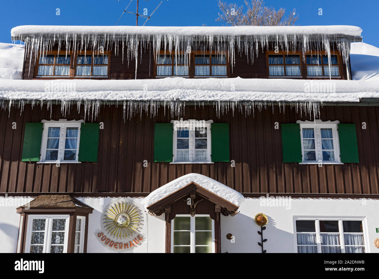 Wohnhaus, Eiszapfen, Fuggerstrasse, Oberstdorf, Allgäuer Alpen Stockfoto