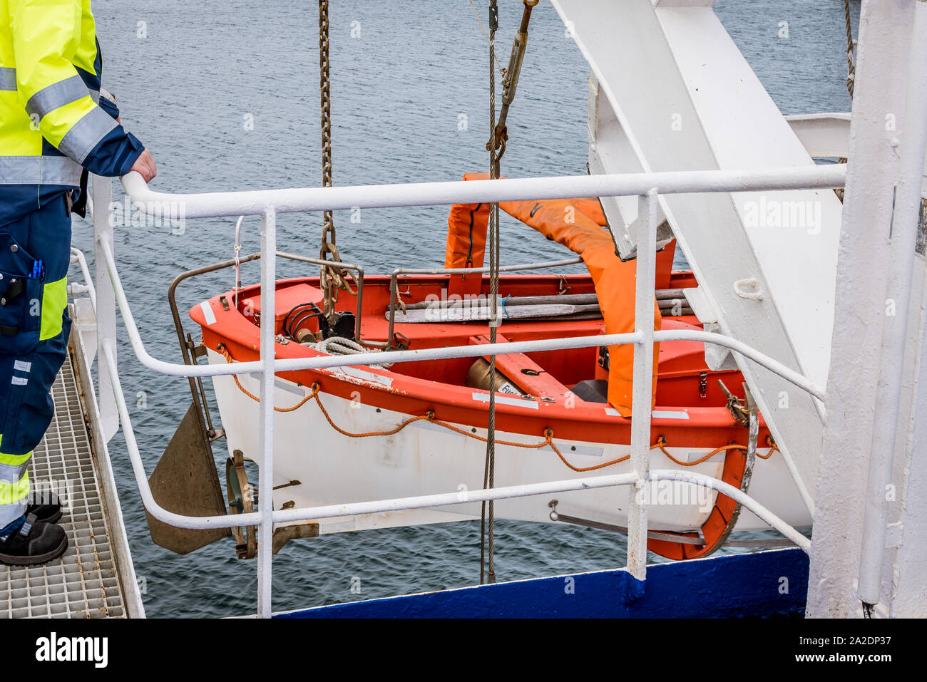 Sailor über ein Rettungsboot an Deck der Fähre Stena Nautica, Dänemark, September 6, 2019 Stockfoto