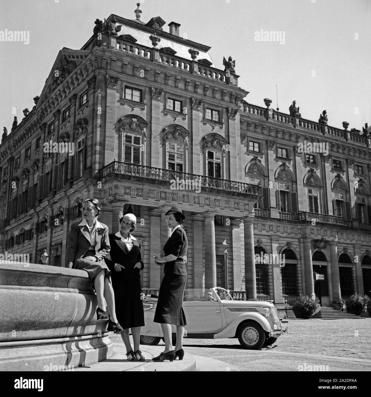 Drei Frauen stehen vor der Residenz in Würzburg, Deutschland 1930er Jahre. Drei Frauen vor der Würzburger Residenz, Deutschland 1930. Stockfoto