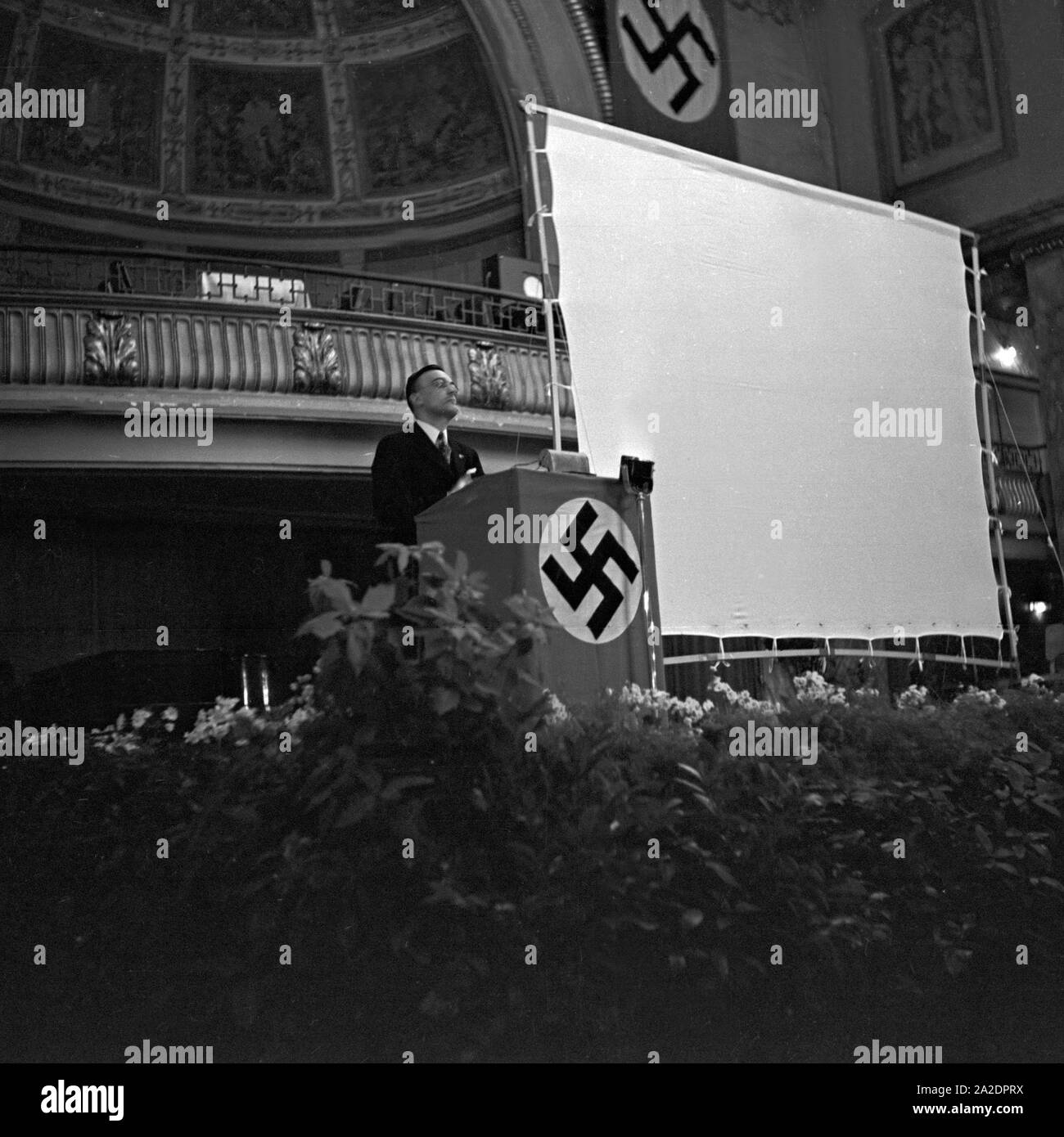 Der Sportwagen- und Langstreckenfahrer Paul Nolte hält einen Vortrag über Autos und die Firma Ford im Marmorsaal am Zoo in Berlin, Deutschland, 1930er Jahre. Roadster und Long Distance Driver Paul Nolte einen Vortrag über Autos und die Firma Ford im Marmorsaal Halle in der Nähe der Zoo Berlin, Deutschland 1930. Stockfoto