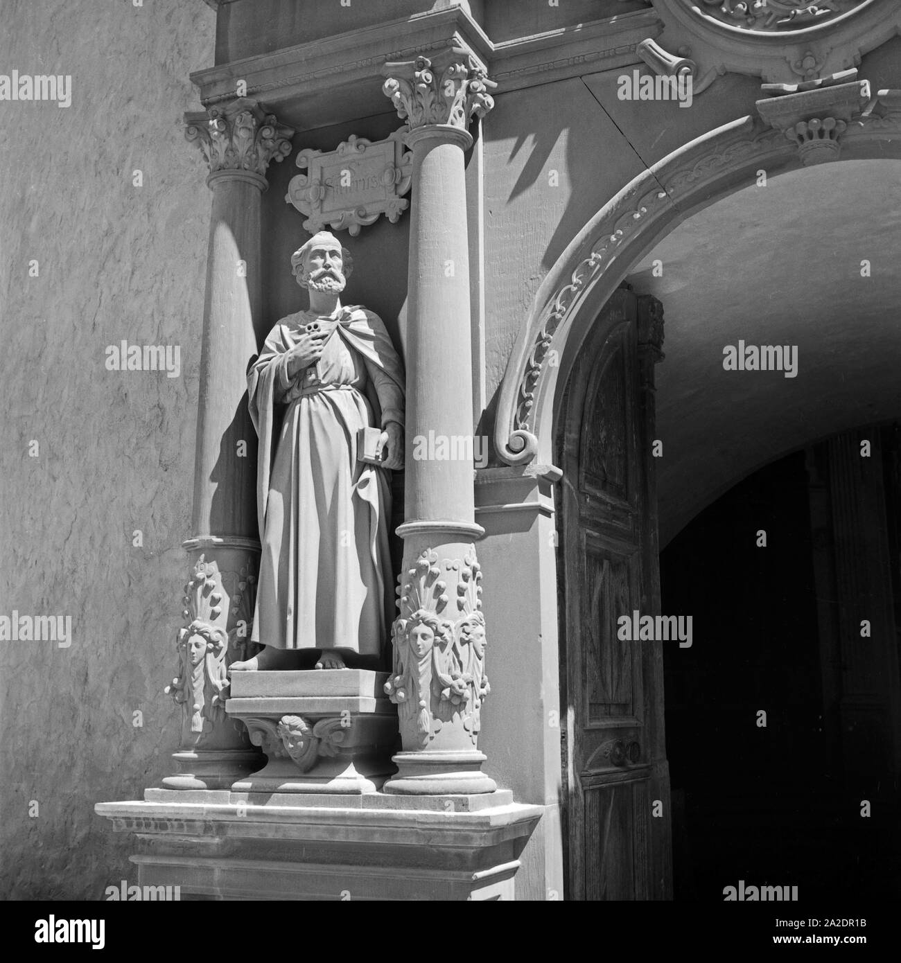 St. Petrus e am Eingang einer Kapelle auf der Festung Marienberg in Würzburg, Deutschland 1930er Jahre. St. Peter am Eingang der Kapelle auf der Festung Marienberg in Würzburg, Deutschland 1930. Stockfoto