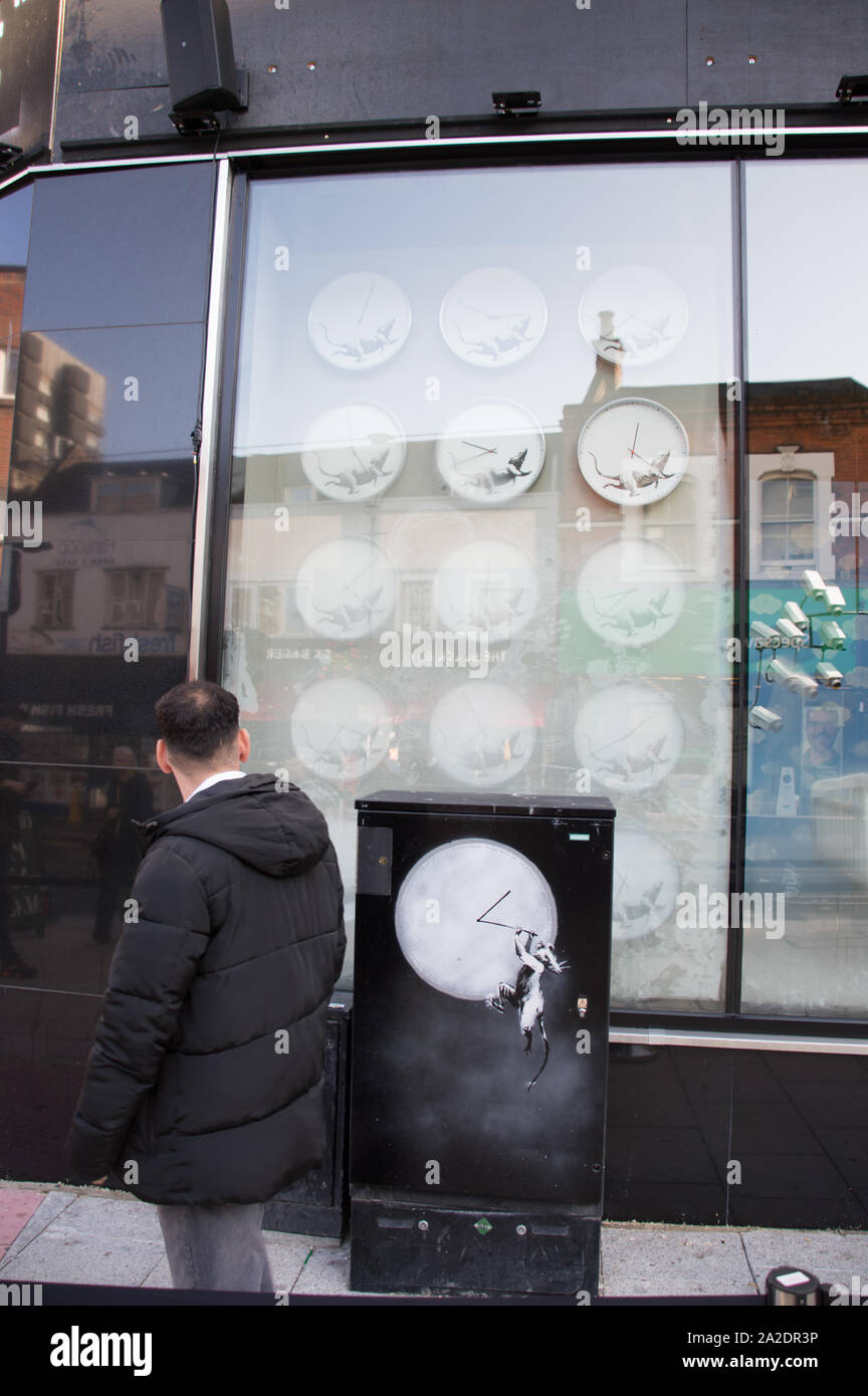 Eine Art Bewunderer an Banksy Kunst an Pop-shop in Croydon. Stockfoto