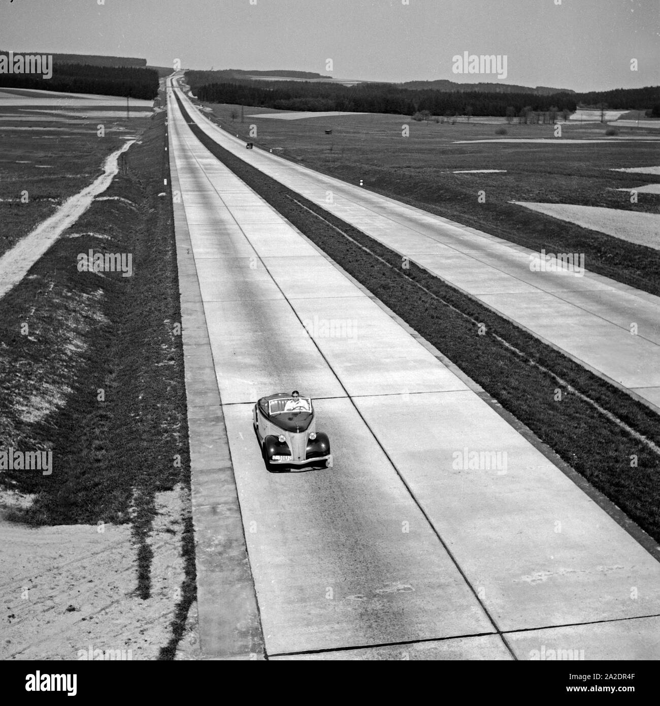 Mit dem Ford Eifel auf der Reichsautobahn bei Bayreuth, Deutschland 1930er Jahre. Ein Ford Eifel auf der Reichsautobahn Highway in der Nähe von Bayreuth, Deutschland 1930. Stockfoto