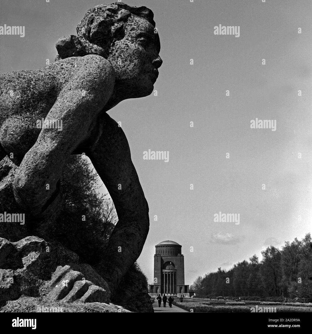 Im Stadtpark mit dem Planetarium und der Skulptur "KRIECHENDE" von Georg Kolbe in Hamburg, Deutschland 1930er Jahre. Skulptur und Sternwarte am Stadtpark Hamburg, Deutschland 1930. Stockfoto