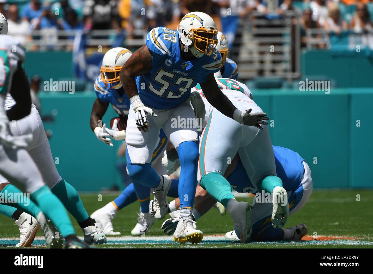 Miami Gardens FL, USA. 29 Sep, 2019. Mike Pouncey #53 von Los Angeles in Aktion während der NFL Football Spiel zwischen den Miami Dolphins und Los Angeles Ladegeräte im Hard Rock Stadion in Miami Gardens FL. Die Ladegeräte besiegt die Delphine 30-10. Credit: Csm/Alamy leben Nachrichten Stockfoto