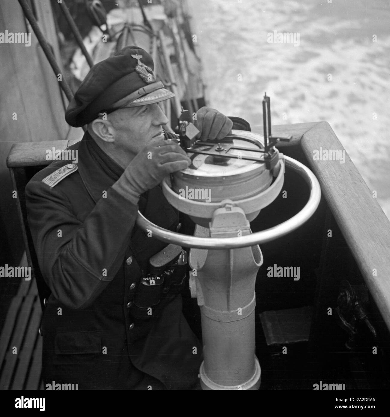 Kapitänleutnant der 2. Minensuchflottille bin Kompaß, Deutschland 1930er Jahre. Marine Lieutenant Commander der 2 Minensucher Flottille in der Compass, Deutschland 1930. Stockfoto