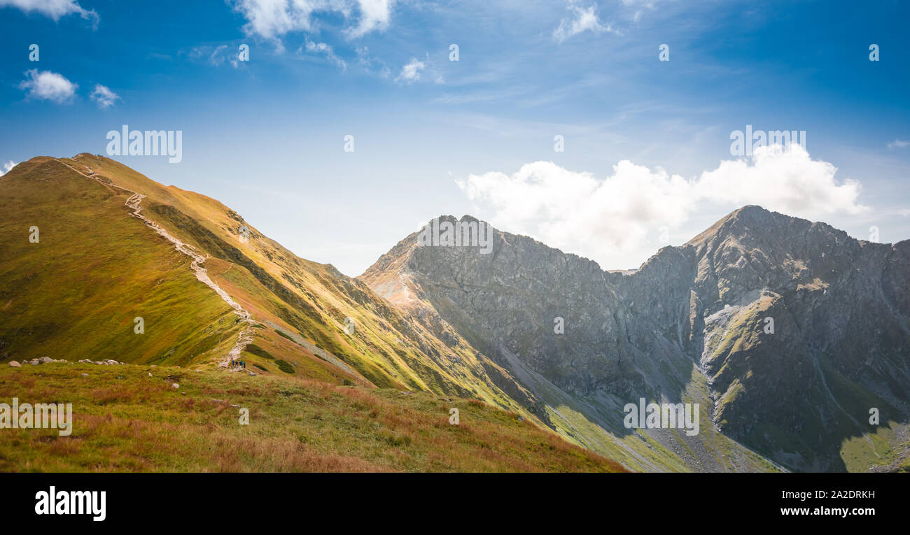 Pfad zu Wolowiec und Rohac Ostry im Hintergrund - atemberaubenden Gipfeln in der slowakischen Tatra Stockfoto