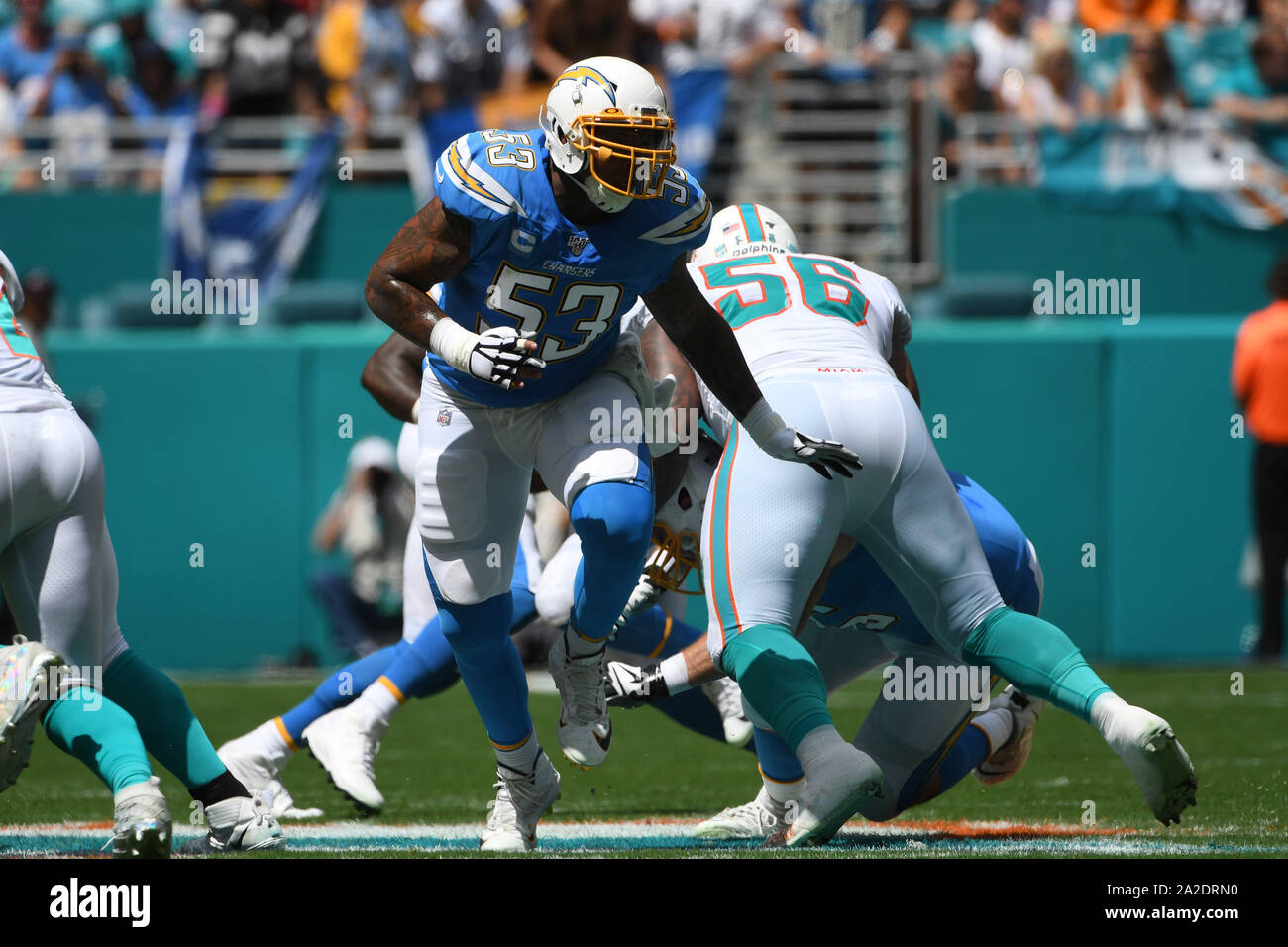 Miami Gardens FL, USA. 29 Sep, 2019. Mike Pouncey #53 von Los Angeles in Aktion während der NFL Football Spiel zwischen den Miami Dolphins und Los Angeles Ladegeräte im Hard Rock Stadion in Miami Gardens FL. Die Ladegeräte besiegt die Delphine 30-10. Credit: Csm/Alamy leben Nachrichten Stockfoto