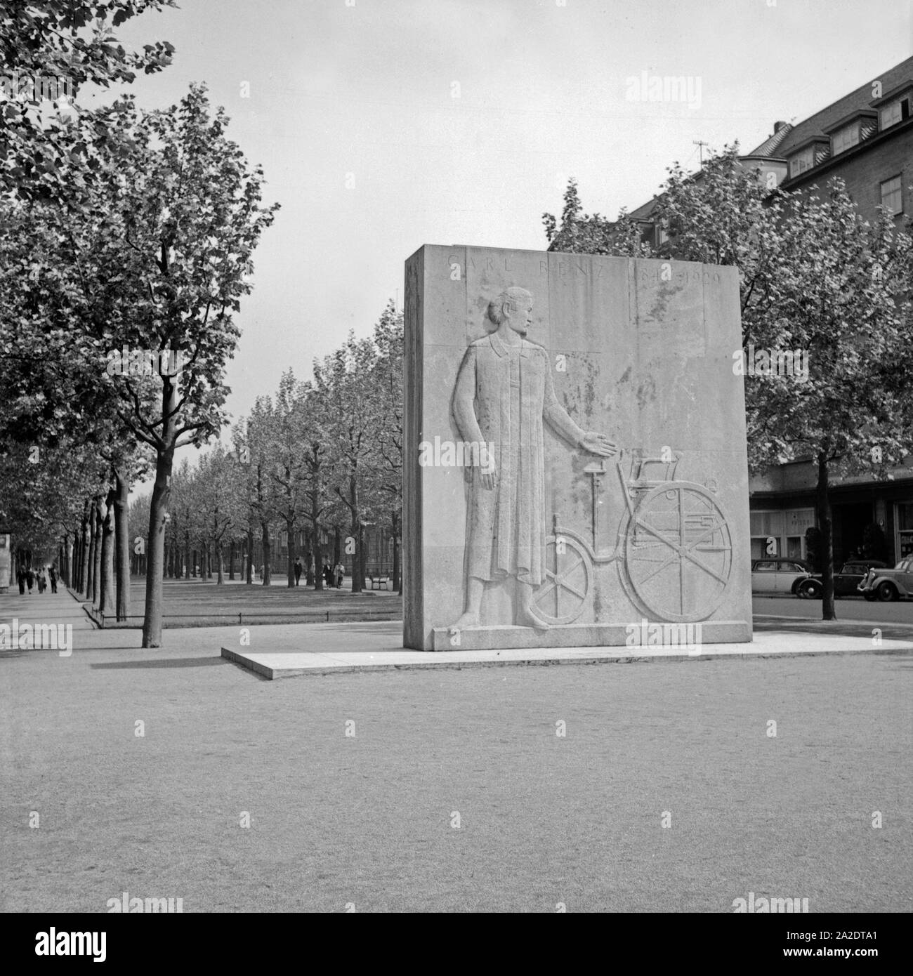 Das Carl-benz-Denkmal in der Augustaanlage in Mannheim, Deutschland 1930er Jahre. Carl Benz Denkmal an der Augusta Park in Mannheim, Deutschland 1930. Stockfoto