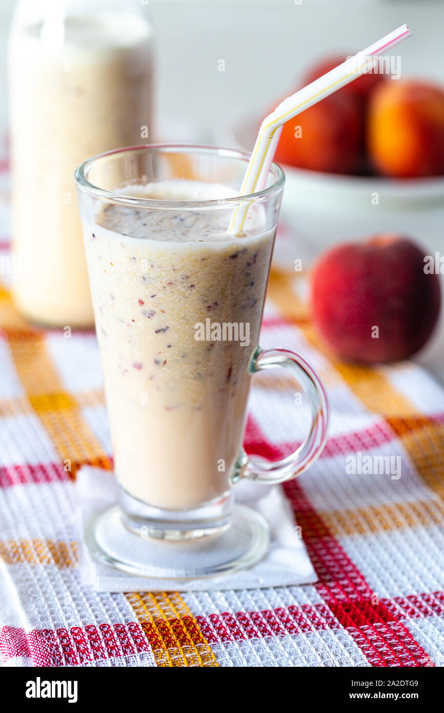 Eine milchige Getränk. Pfirsich Joghurt. Gesundheit in ein Glas. Gemischte Früchte. Ernährung Getränke. Entrahmte Milch. Sojamilch. Leckere Früchte. Stockfoto