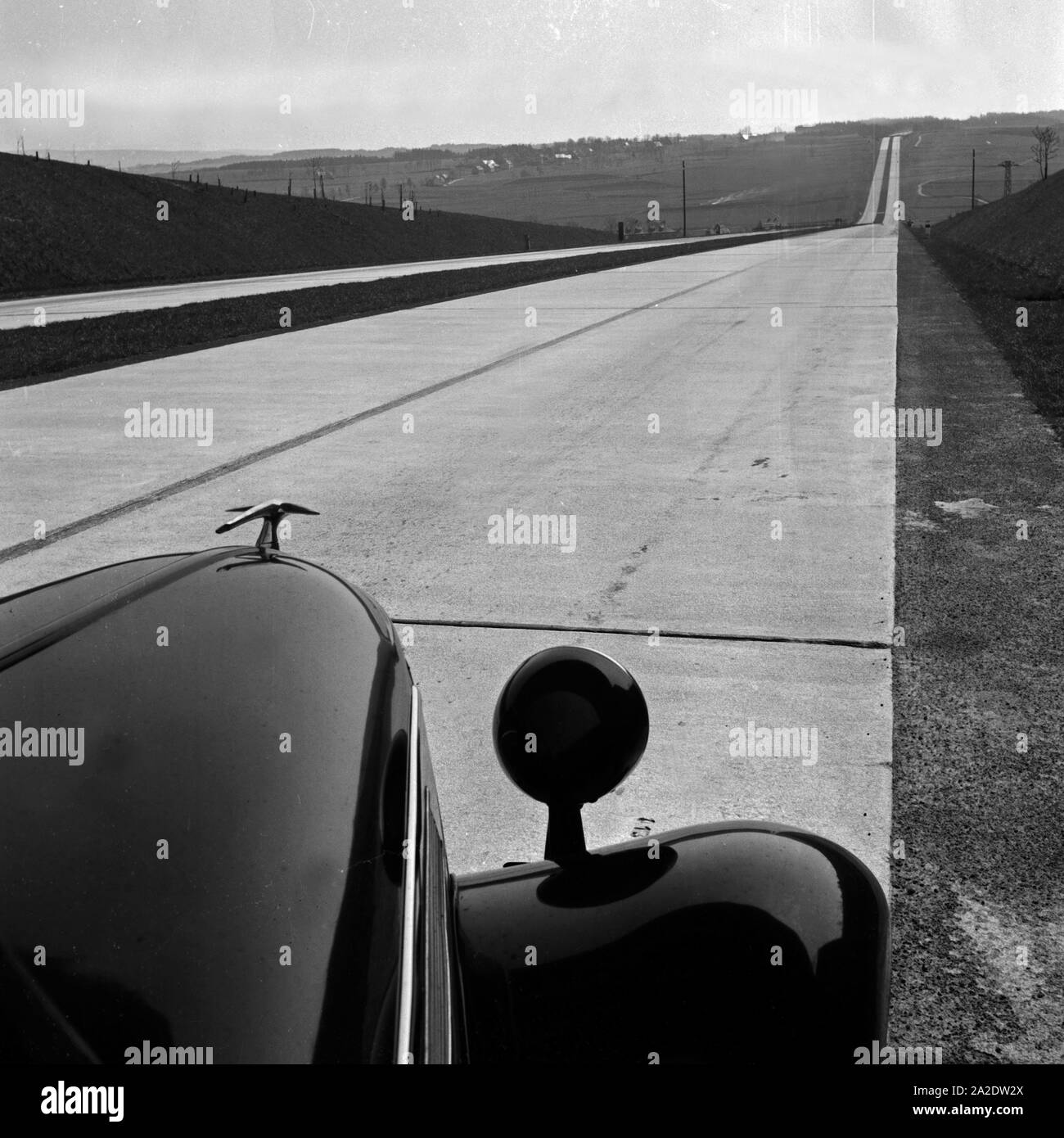 Als Beifahrer mit auf einer Fahrt über die Reichsautobahn, Deutschland 1930er Jahre. Als Fahrer auf der Autobahn Reichsabutobahn, Deutschland 1930. Stockfoto