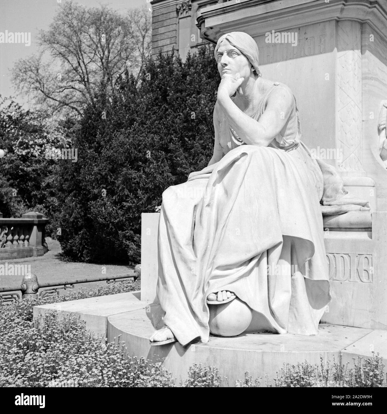 Frauenstatue am Fuß des Schillerdenkmals in Wiesbaden, Deutschland 1930er Jahre. Weibliche Skulptur an der Unterseite des Denkmals für die deutschen Dichter Friedrich Schiller, Deutschland 1930. Stockfoto