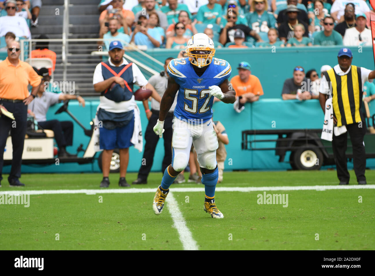 September 29, 2019: Denzel Perryman #52 von Los Angeles in Aktion während der NFL Football Spiel zwischen den Miami Dolphins und Los Angeles Ladegeräte im Hard Rock Stadion in Miami Gardens FL. Die Ladegeräte besiegt die Delphine 30-10. Stockfoto