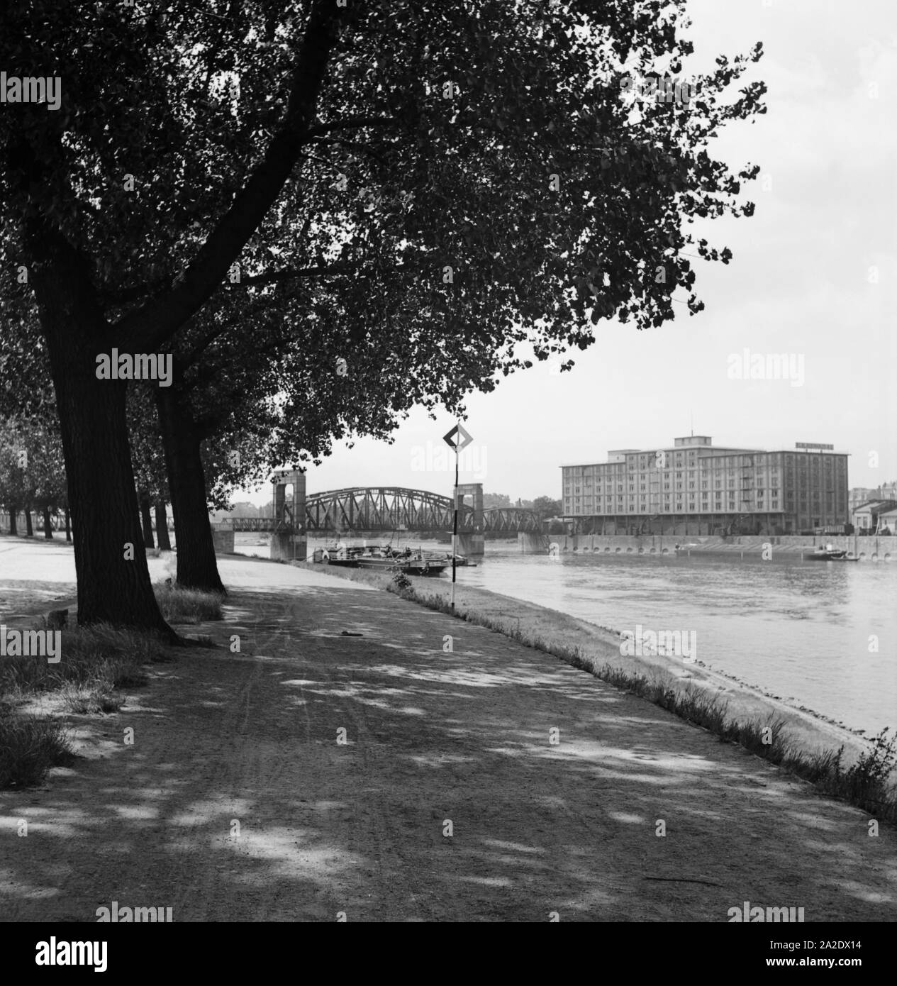 Blick über die Elbe zu einem Hafenverwaltungsgebäude in Magdeburg, Deutschland 1930er Jahre. Blick über die Elbe zu einem Hafen Bürogebäude in Magdeburg, Deutschland 1930. Stockfoto