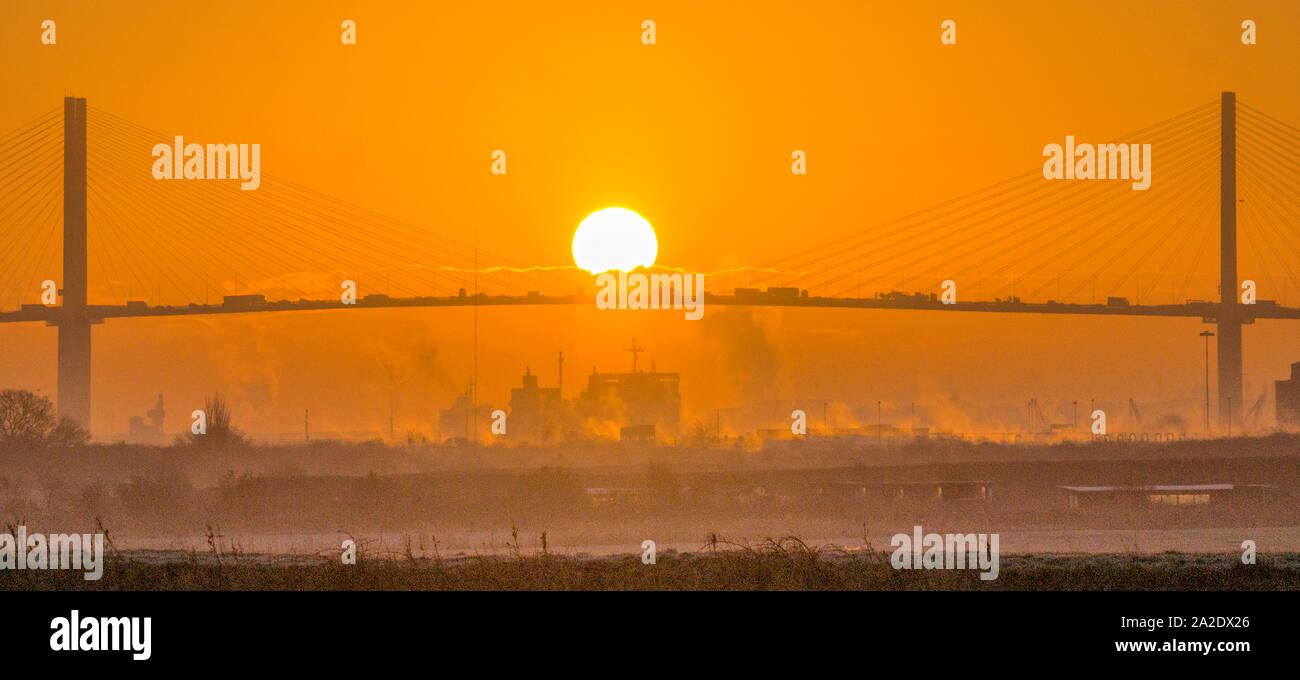 Sonnenaufgang über dem Dartford Bridge Stockfoto