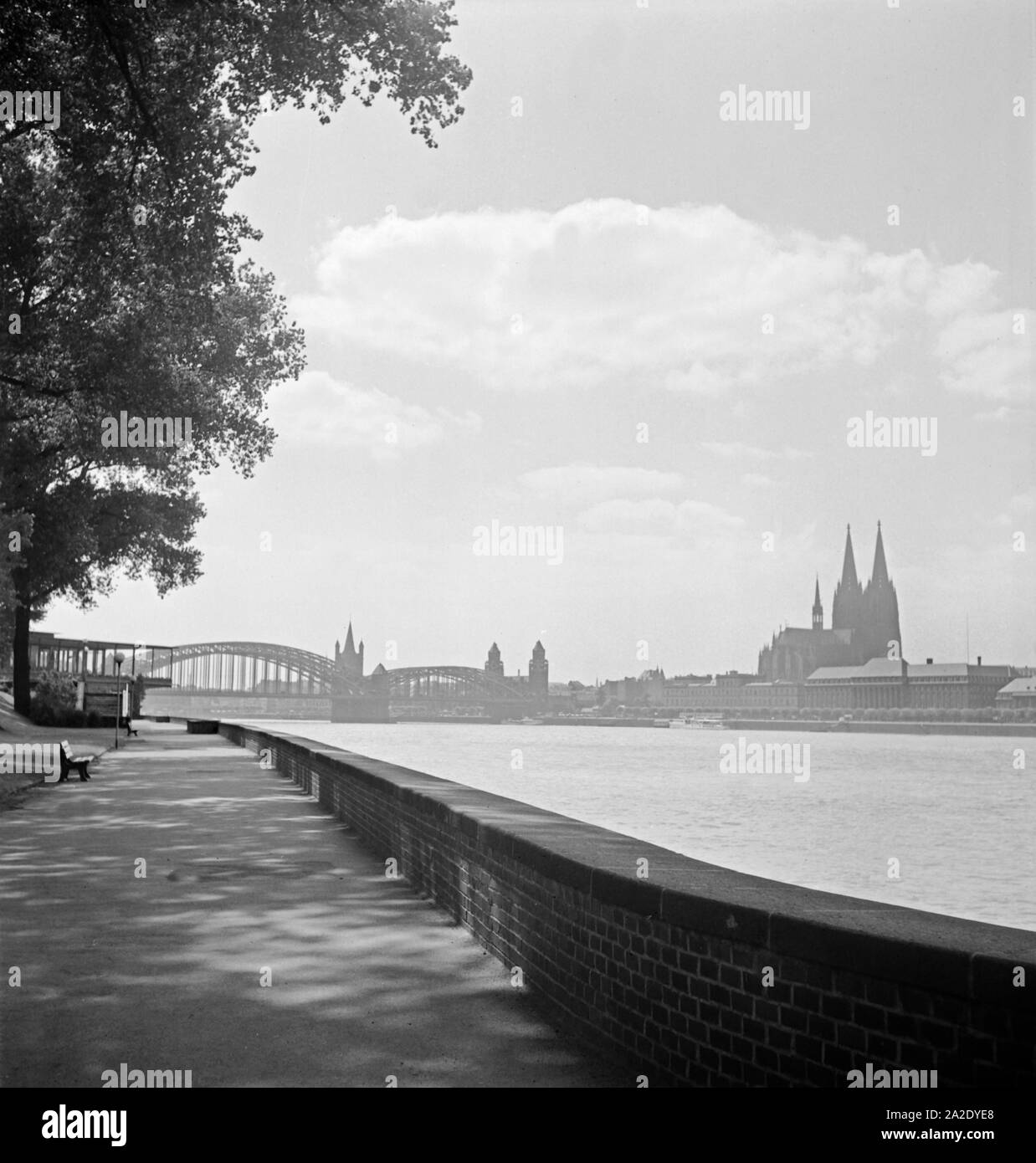 Blick von den Rheinterrassen in sterben Stadtseite von Köln mit dem Dom und der Hohenzollernbrücke, 1930er Jahre. Blick von den Rheinterrassen auf die cityside Köln mit Dom und Eisenbahnbrücke, 1930er Jahre. Stockfoto