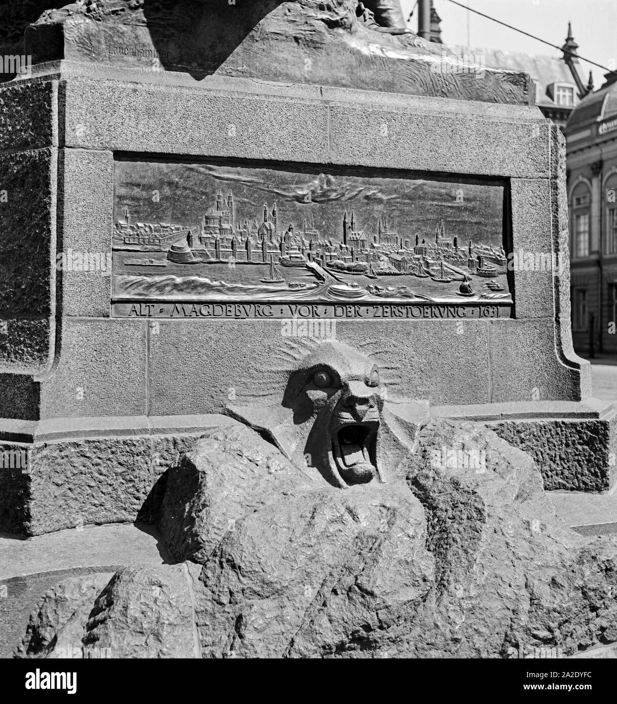 Relief im Otto-von-Guericke-Universität Denkmal bei der Hauptwache in Magdeburg: Stadtansicht vor der Zerstörung im Dreißigjährigen Krieg 1631, Deutschland 1930er Jahre. Detaillierte Relief an der Otto-von-Guericke-Universität in Magdeburg Denkmal: die Stadt vor der Zerstörung im Dreißigjährigen Krieg 1631, in Deutschland 1930. Stockfoto