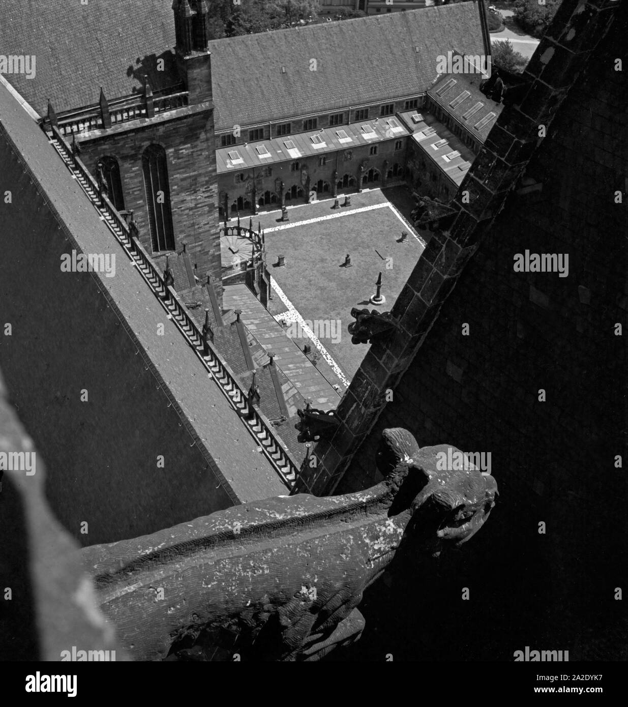 Blick Vom Turm Des Domes Zu Magdeburg Uber Einen Wasserspeier In Den Domhof Deutschland 1930er Jahre