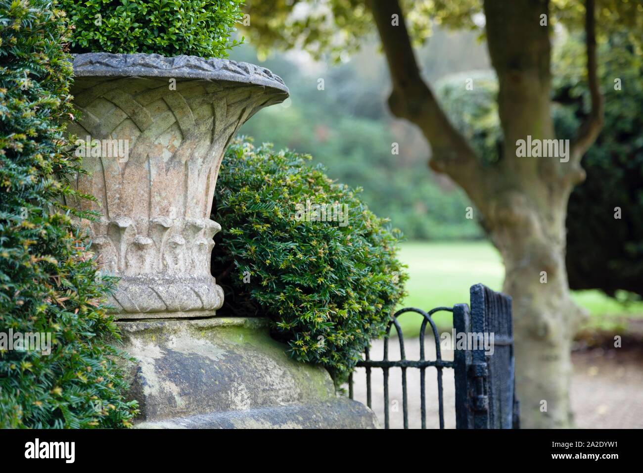 Englisch Country Garden mit einem gotischen urn, Großbritannien Stockfoto