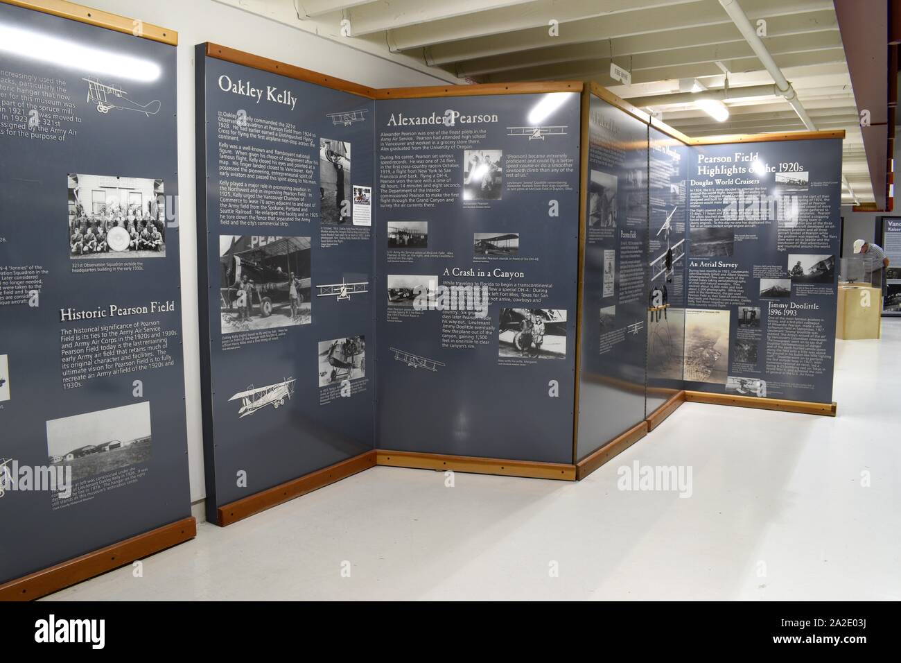 Die Geschichte der Luftfahrt wird durch eine Reihe von informativen Tafeln durch heraus den Pearson Air Museum gelegt. Das Museum ist Teil von Fort Vancouver. Stockfoto