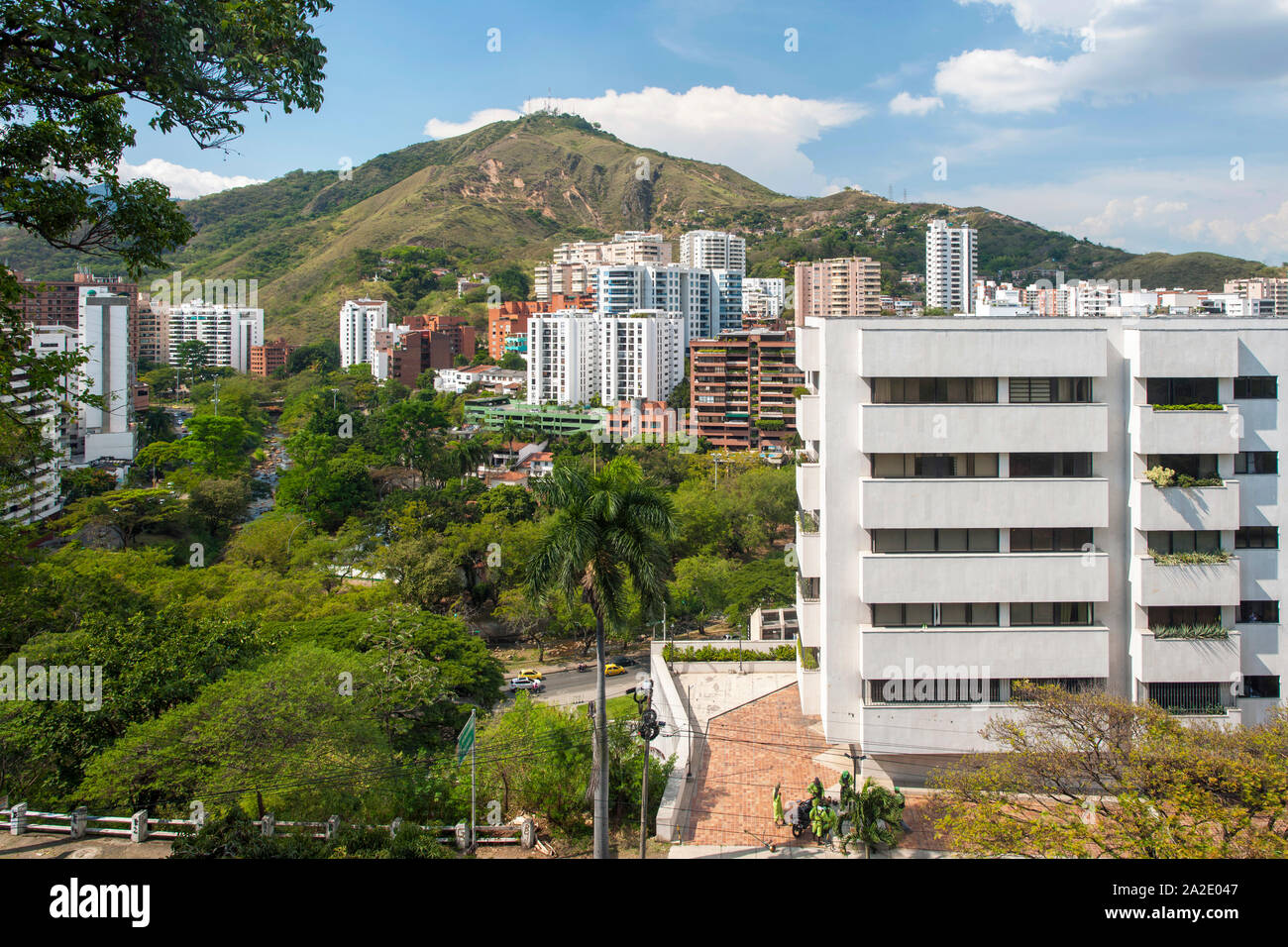 Blick auf den Cali Fluss und Gebäude an den Hängen des El Cerro de las Tres Cruces (Hügel der Drei Kreuze) in der Stadt Cali, Kolumbien. Stockfoto
