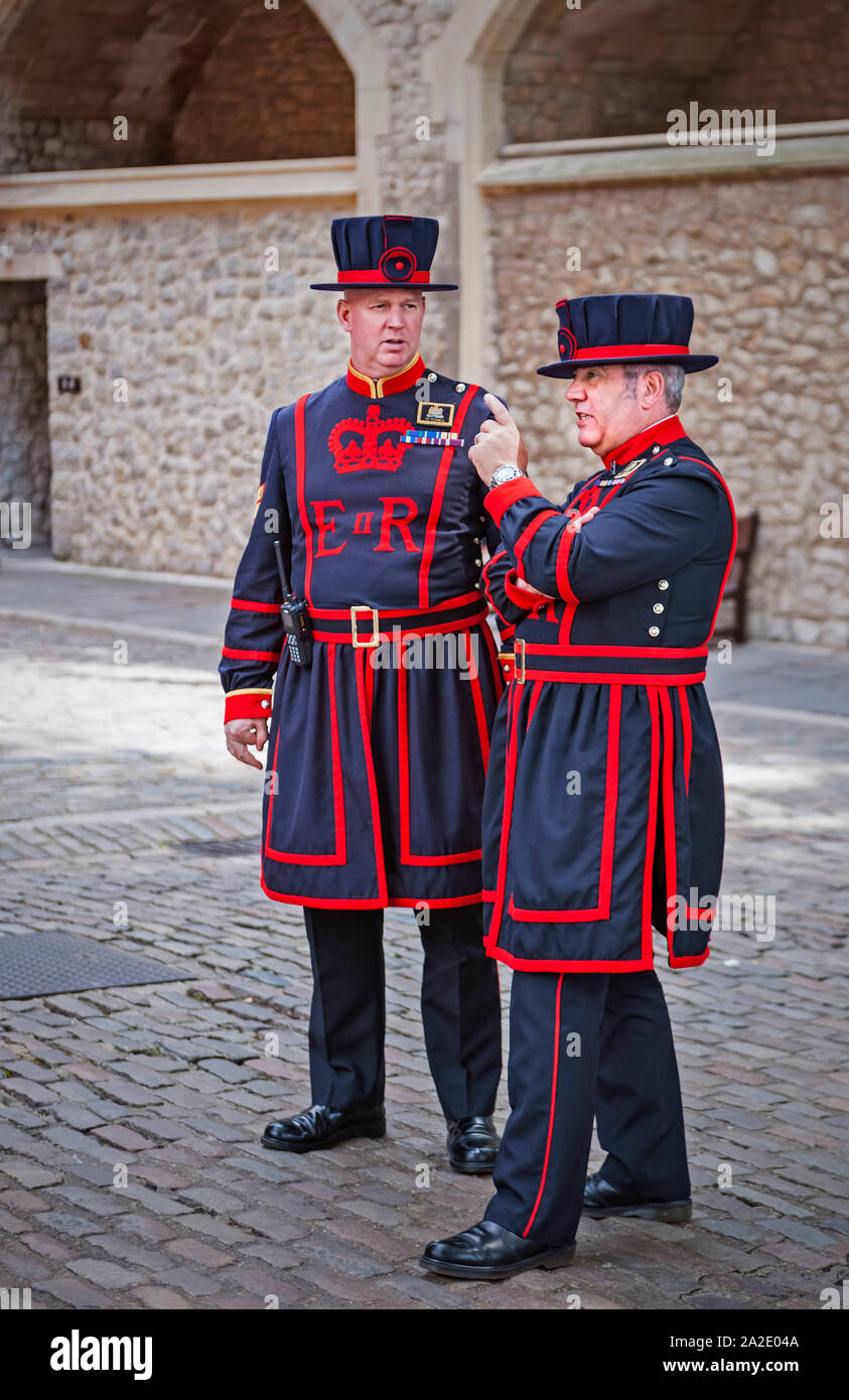 Beefeaters im Tower von London Stockfoto
