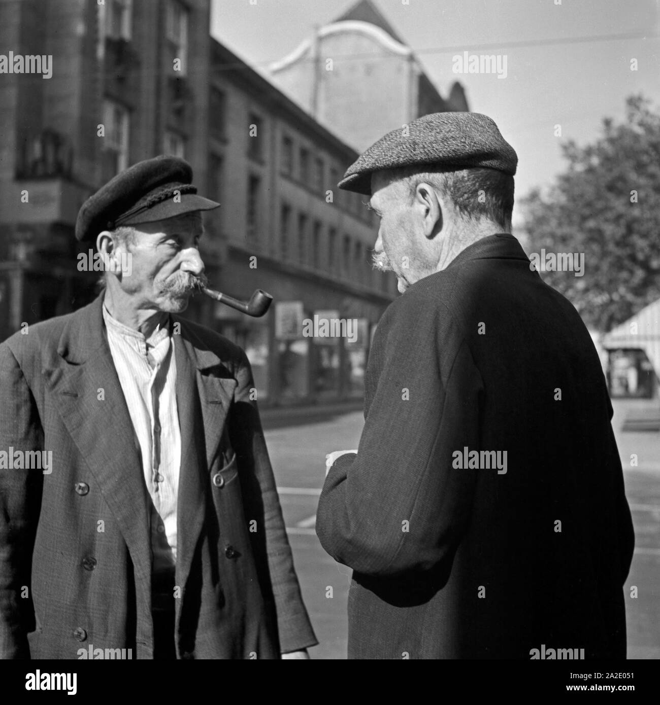 Zwei alte Herren bei einer Unterhaltung in Düsseldorf, Deutschland 1930er Jahre. Zwei ältere Männer mit einem Chat in Duesseldorf, Deutschland 1930. Stockfoto