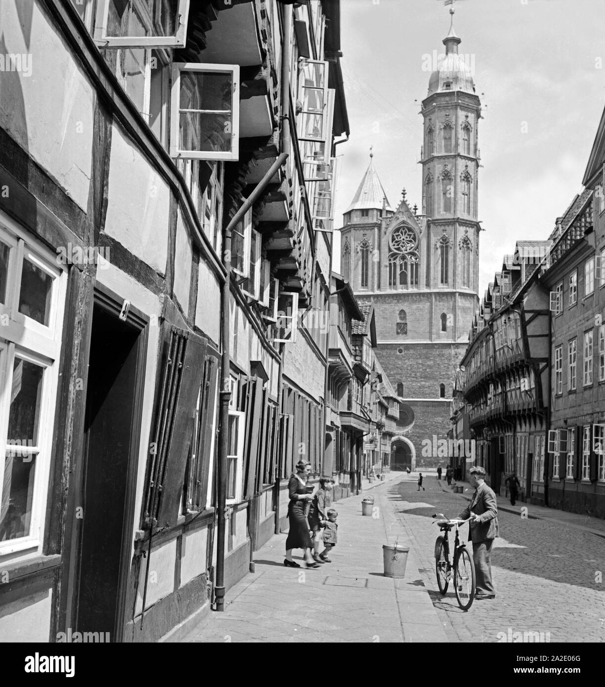 Die weberstraße Stand mit Fachwerkhäusern und Blick auf die St. Andreaskirche in Braunschweig, Deutschland 1930er Jahre. Die weberstraße Lane mit seinen Fachwerkhäusern und Blick auf die Kirche St. Andrew's in Braunschweig, Deutschland 1930. Stockfoto