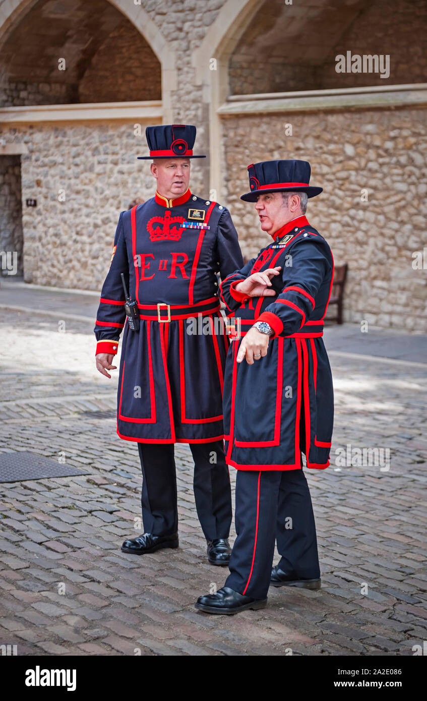 Beefeaters im Tower von London Stockfoto