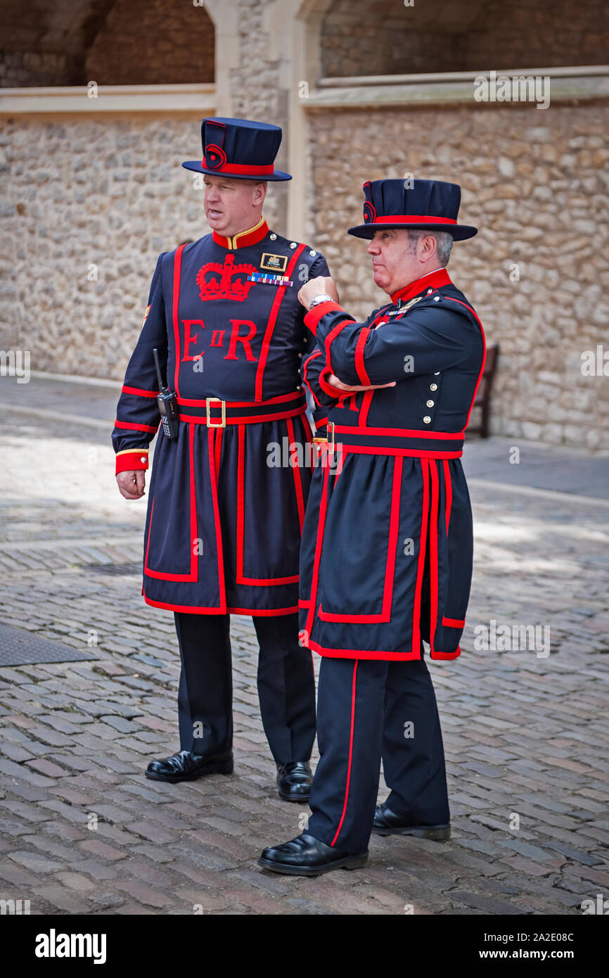 Beefeaters im Tower von London Stockfoto