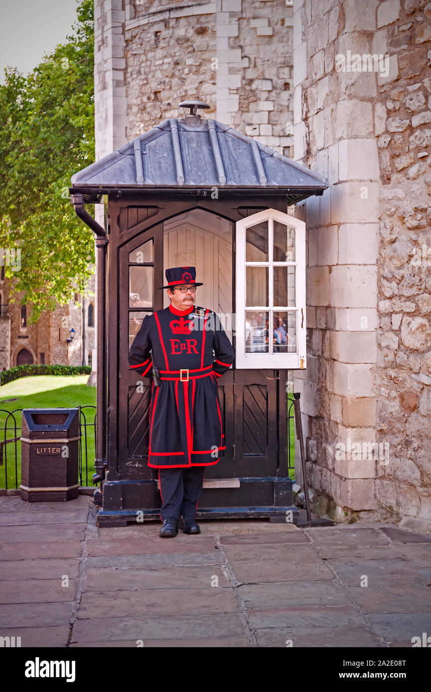 Beefeaters im Tower von London Stockfoto