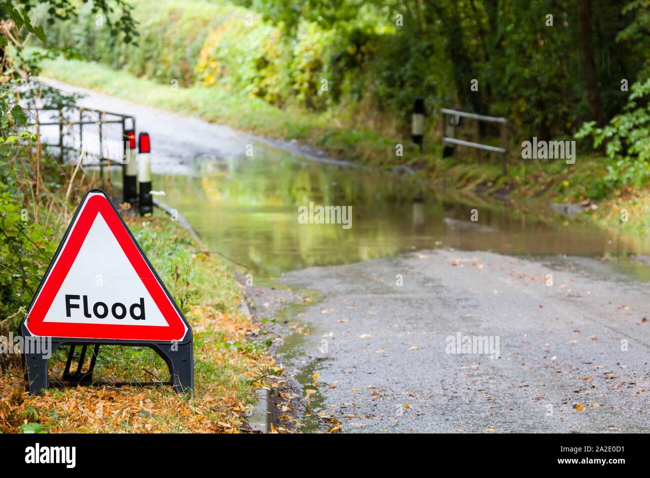Überfluteten Landstraße in England, Großbritannien mit einer Flut Schild Stockfoto