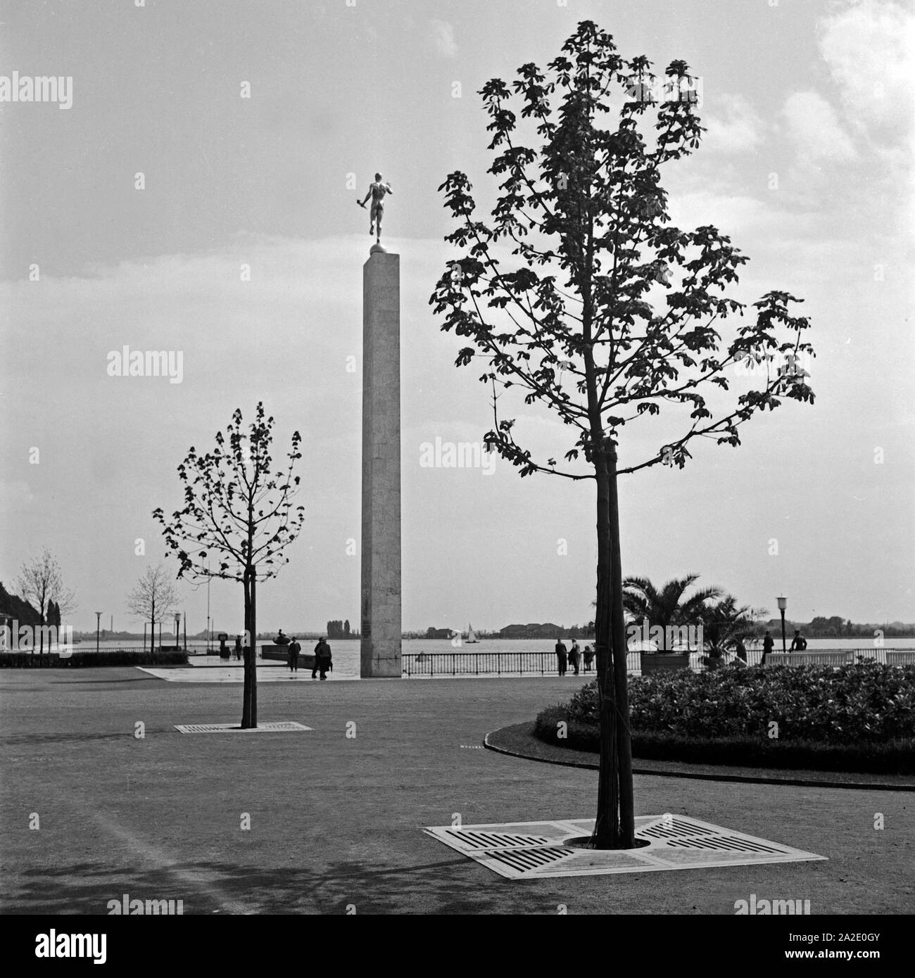Obelisk am Maschsee in Hannover, Deutschland 1930er Jahre. Obelisk in der Nähe Maschsee in Hannover, Deutschland 1930. Stockfoto