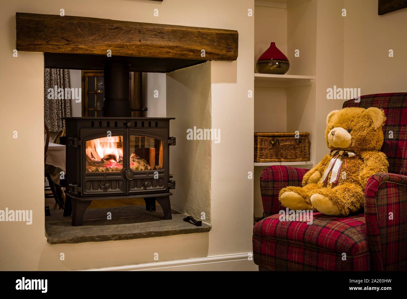 Gemütliche Holzofen in einem Kamin, Großbritannien Stockfoto