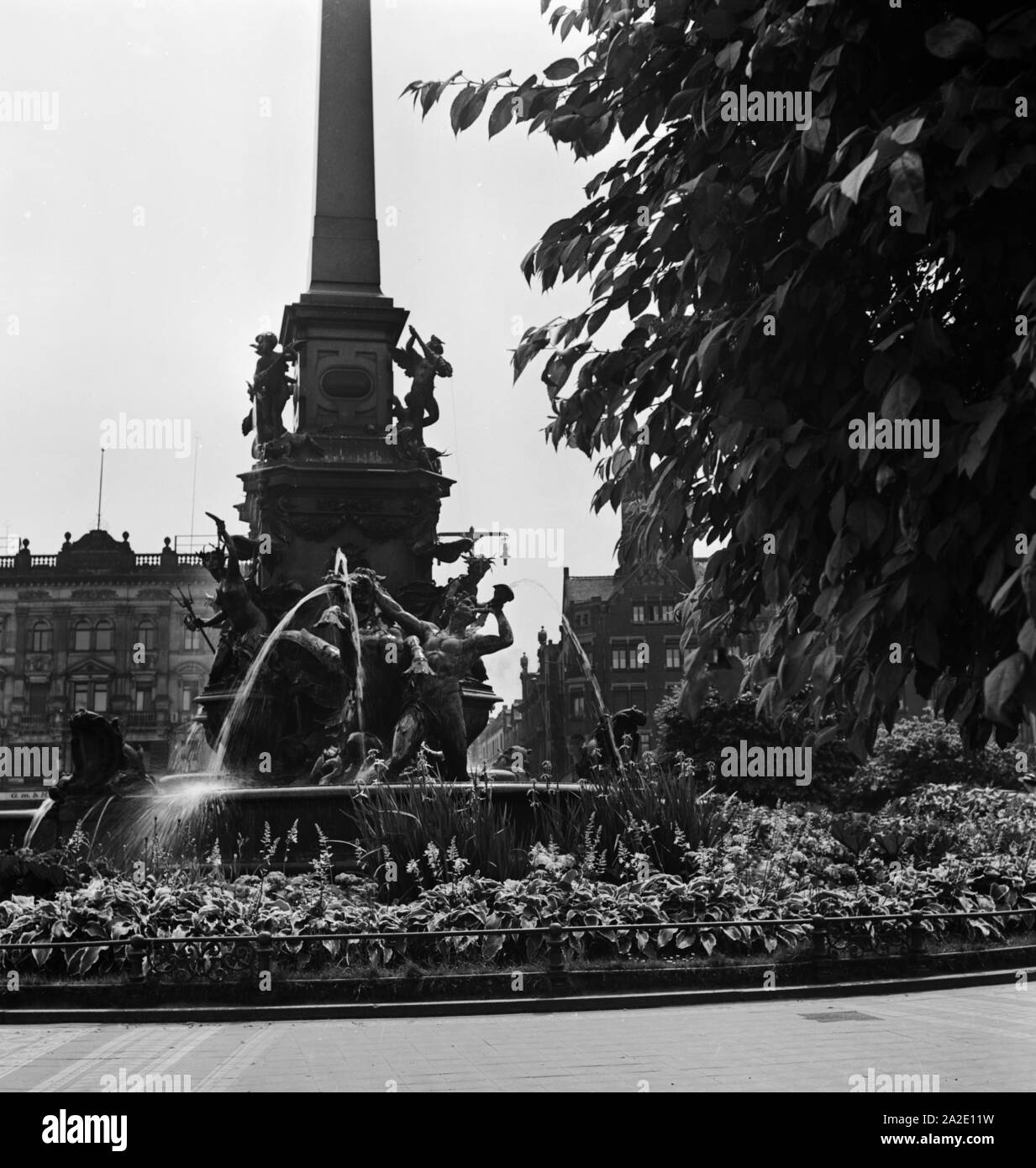 Der Obelisk auf dem Platz vor der Oper in Leipzig, Deutschland 1930er Jahre. Der Obelisk auf dem Platz vor der Oper Leipzig, Deutschland 1930. Stockfoto