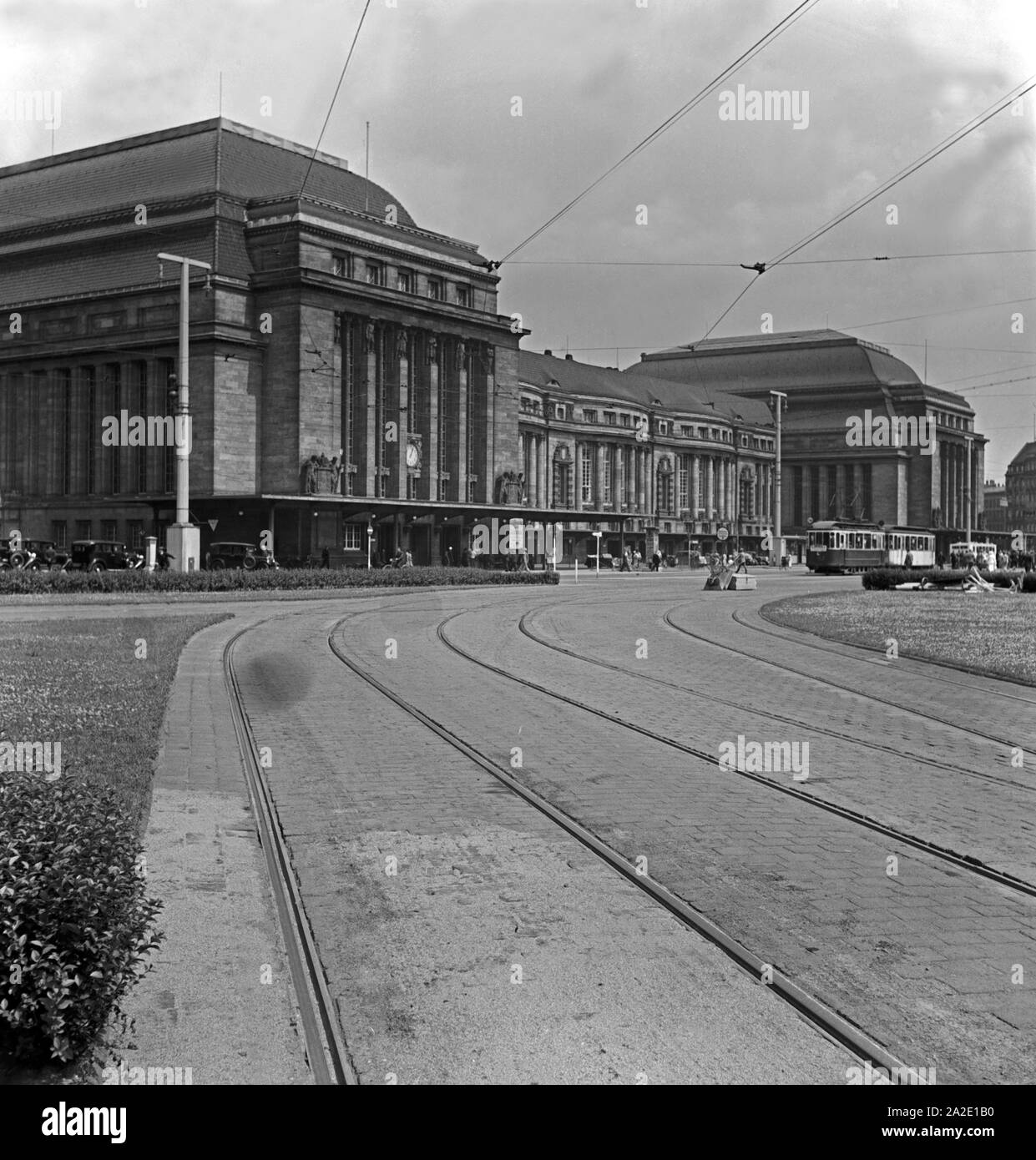 Der Hauptbahnhof in Leipzig, 1930er Jahre. Vor dem Hauptbahnhof Leipzig, Deutschland 1930. Stockfoto