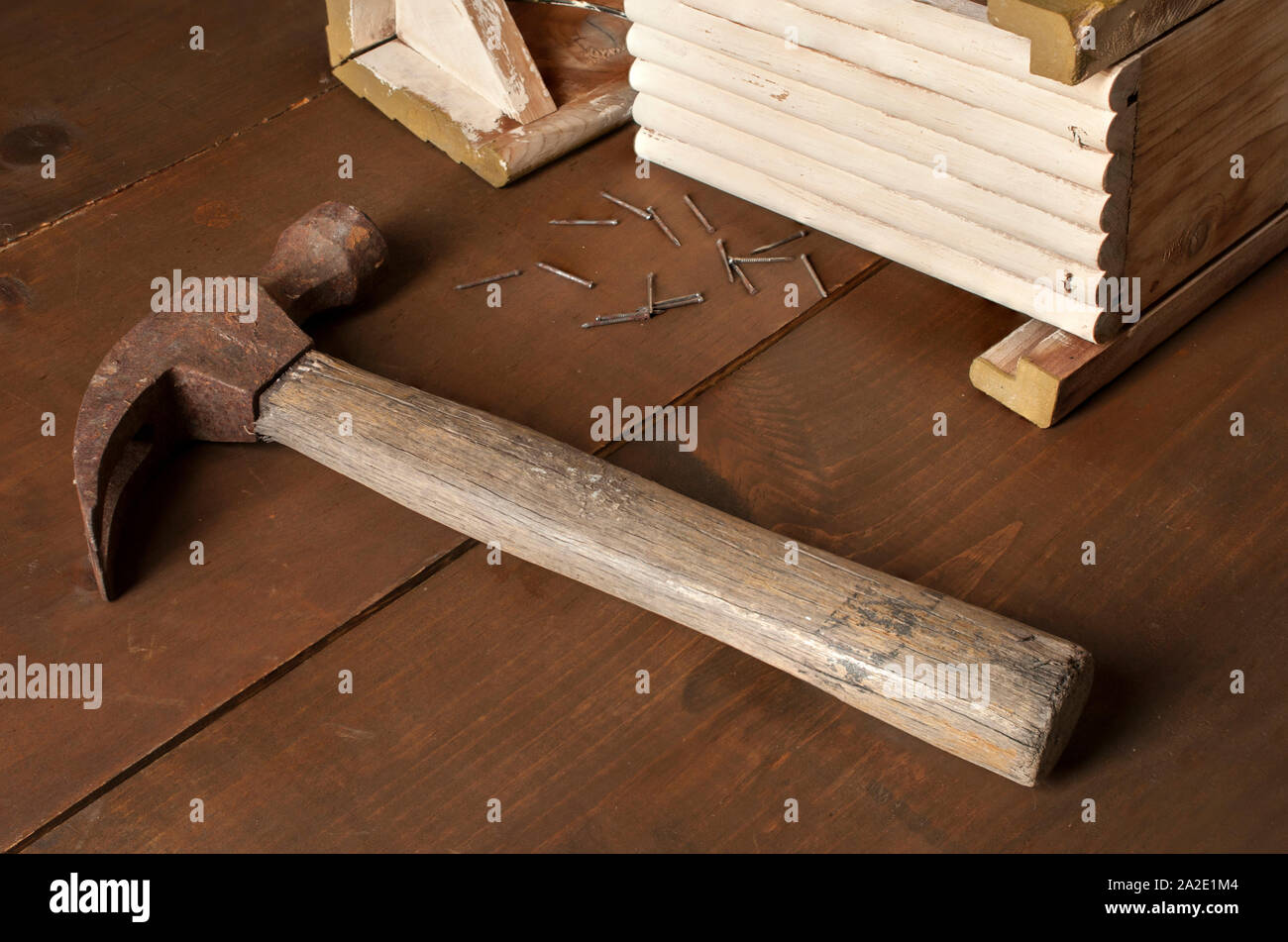Standbildaufnahmen, alter Hammer und Nägel auf einem rustikalen Holztisch Stockfoto