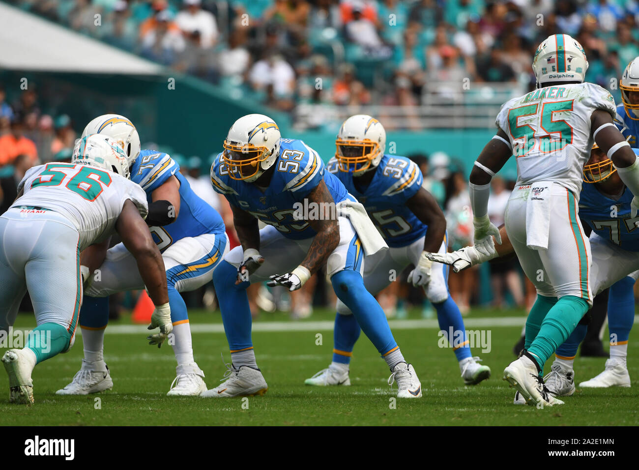 Miami Gardens FL, USA. 29 Sep, 2019. Mike Pouncey #53 von Los Angeles in Aktion während der NFL Football Spiel zwischen den Miami Dolphins und Los Angeles Ladegeräte im Hard Rock Stadion in Miami Gardens FL. Die Ladegeräte besiegt die Delphine 30-10. Credit: Csm/Alamy leben Nachrichten Stockfoto