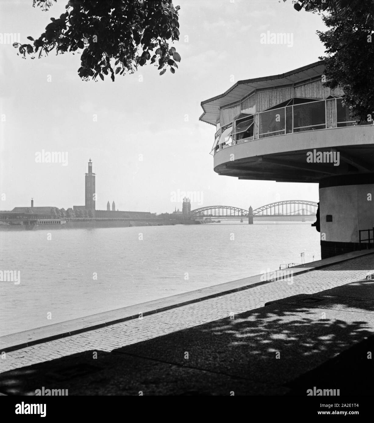 Blick von der Bastei südwärts in die Hohenzollernbrücke und die Messehallen mit Messeturm in Köln, 1930er Jahre. Blick von der Bastei nach Süden zu Hohenzollernbruecke und faire Gebäude mit Turm, Köln 1930. Stockfoto