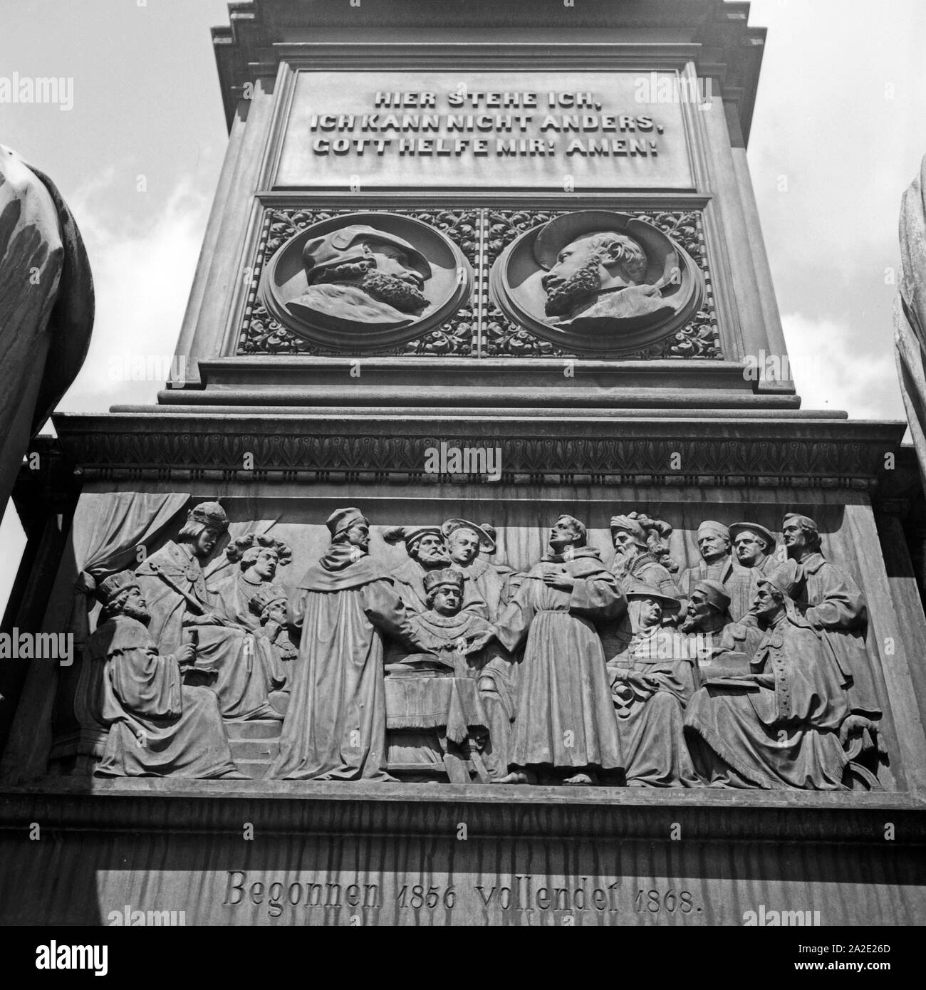 Das Relief am Lutherdenkmal in Worms zeigt Martin Luther vor dem Reichstag am 17. April 1521, Deutschland 1930er Jahre. Das Relief auf dem Luther Denkmal in Worms zeigt Martin Luther auf dem Reichstag im April 1521, Deutschland 1930. Stockfoto