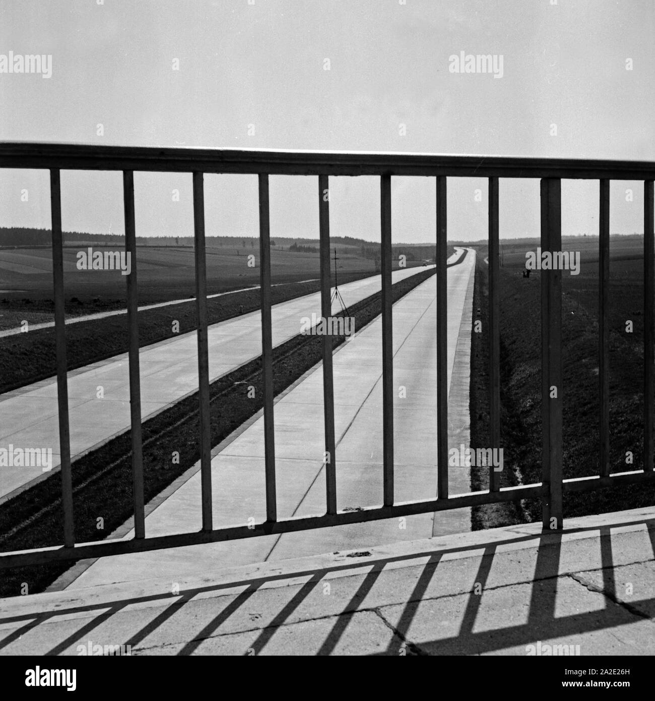 Blick von einer Brücke in die Reichsautobahn bei Bayreuth, Deutschland 1930er Jahre. Blick von einer Brücke auf der Reichsautobahn Highway in der Nähe von Bayreuth, Deutschland 1930. Stockfoto