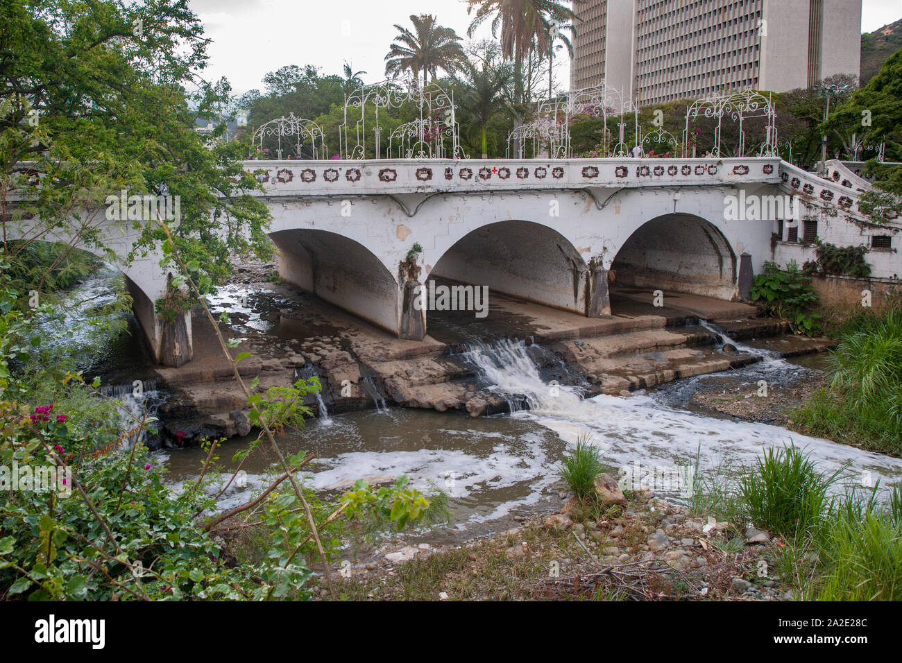 Die Cali Fluss laufen unter der Ortiz Brücke im Zentrum der Stadt Cali in Kolumbien. Stockfoto
