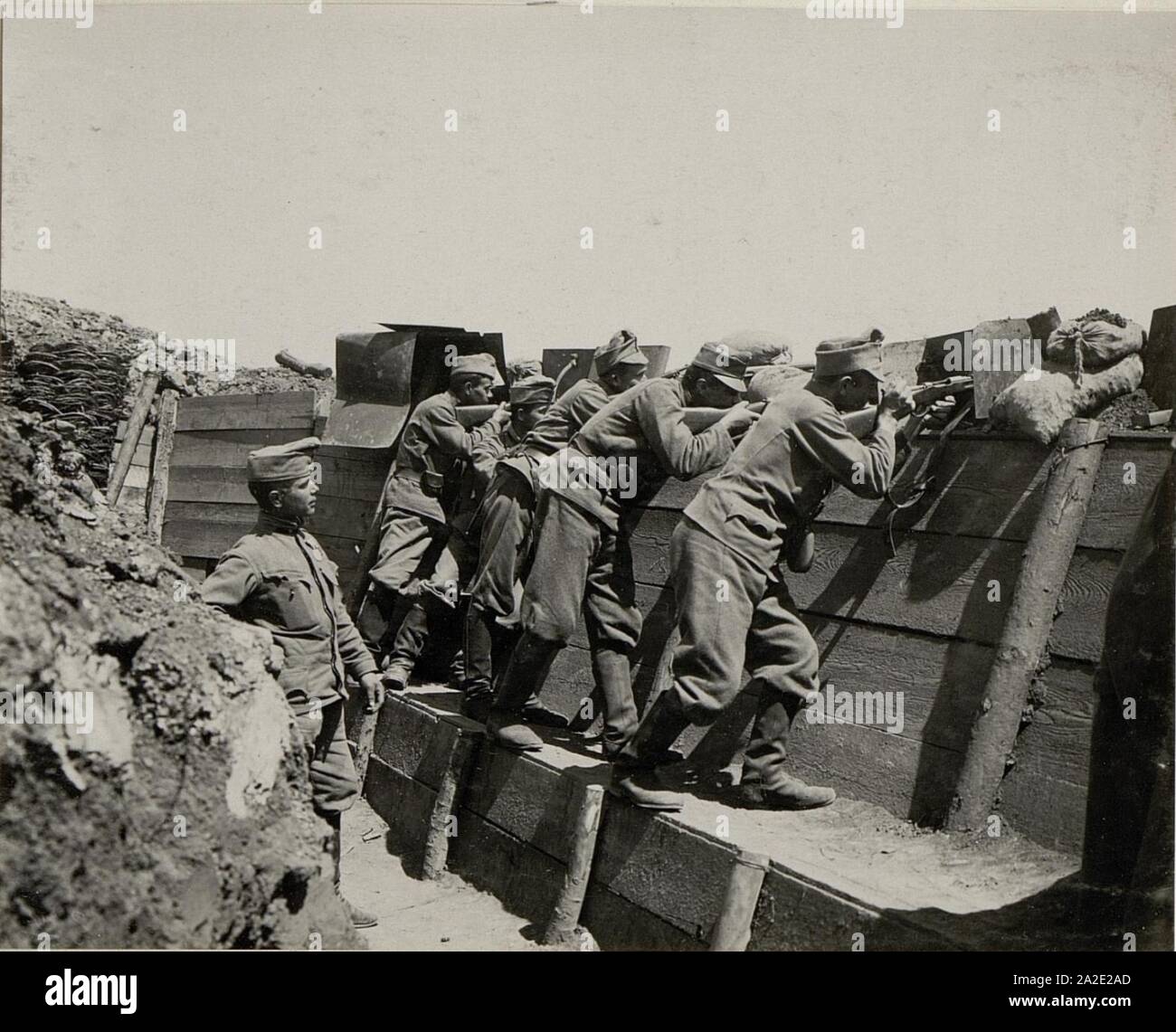 Ein Teil der Verteidigungsanlage am Trichter, besetzt von den 14. Dragonern, 80 Schritte vom Feinde entfernt, kreuzhöhe Kote 363 südlich Gebrow, aufgenommen am 3. Juni 1916 Stockfoto