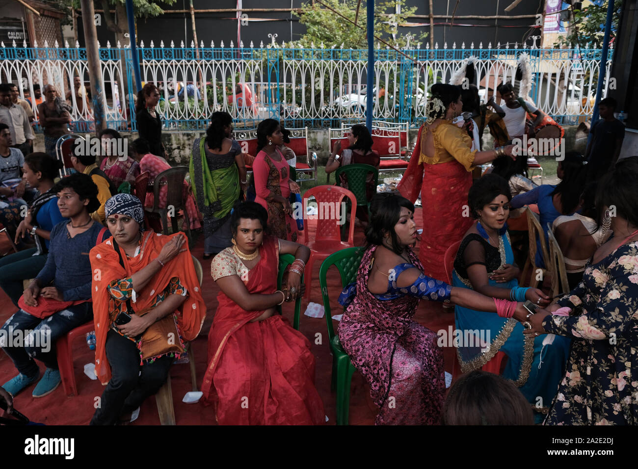 Kolkata, Indien. 02 Okt, 2019. Berühmte Sozialaktivist Rekha Sharma & Dr. Santosh Kumar Giri (Geschäftsführer von Kolkata Rista Transgender Organisation) arrangiert ein Kulturprogramm von Transgender während des diesjährigen Durga Puja (Das größte Festival der Bengalis). Das Programm enthält Tanz, Gesang, Musical Chair Spiel, Saree Spende usw. Viele Transgender tanzen Gruppen teilgenommen und fast 150 transgenders von Kolkata diese kulturelle Programm. (Foto durch Jit Chattopadhyay/Pacific Press) Quelle: Pacific Press Agency/Alamy leben Nachrichten Stockfoto