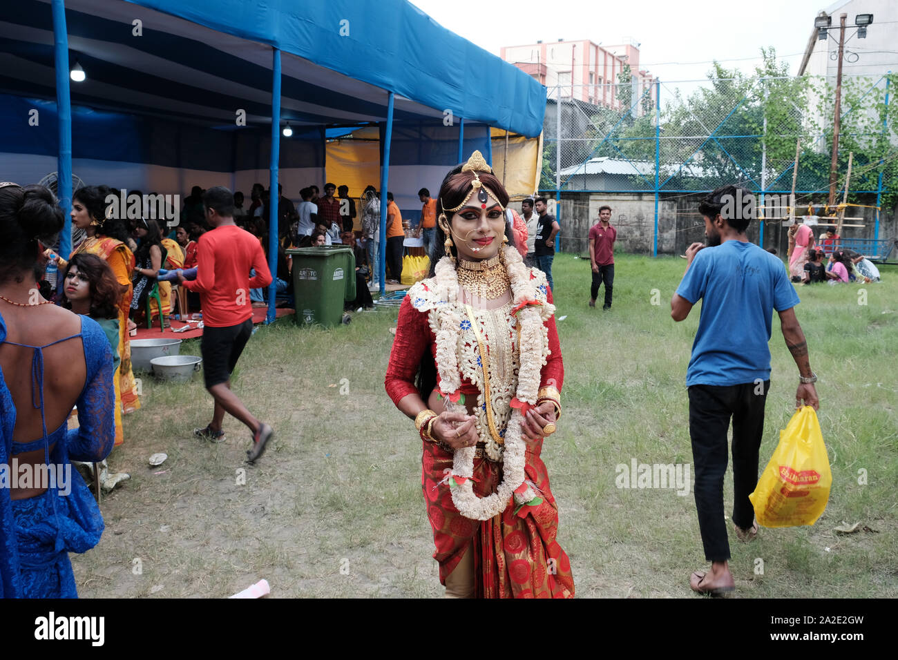 Kolkata, Indien. 02 Okt, 2019. Berühmte Sozialaktivist Rekha Sharma & Dr. Santosh Kumar Giri (Geschäftsführer von Kolkata Rista Transgender Organisation) arrangiert ein Kulturprogramm von Transgender während des diesjährigen Durga Puja (Das größte Festival der Bengalis). Das Programm enthält Tanz, Gesang, Musical Chair Spiel, Saree Spende usw. Viele Transgender tanzen Gruppen teilgenommen und fast 150 transgenders von Kolkata diese kulturelle Programm. (Foto durch Jit Chattopadhyay/Pacific Press) Quelle: Pacific Press Agency/Alamy leben Nachrichten Stockfoto