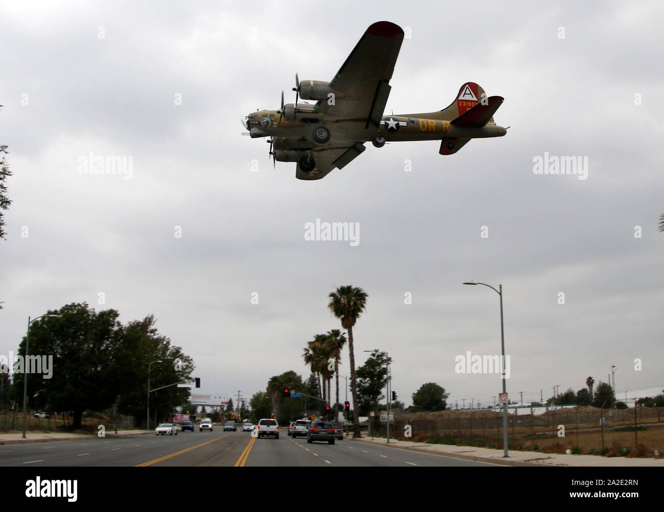 Windsor Locks, Connecticut, USA. 2. Okt, 2019. Datei - eine aus der Zeit des Zweiten Weltkriegs B-17 Bomber mit 13 Menschen an Bord abgestürzt und in einer abgebrochenen Starts versuch Mittwoch gebrannt. Die vier - Motor, Propeller-driven Ebene gekämpft, um in die Luft zu bekommen und knallte in eine Wartung bei Bradley International Airport Halle wie die Piloten eingekreist zurück für eine Landung. Die Boeing B-17 G Flying Fortress, Seriennummer 44-83575, war im Besitz der Collings Foundation, der Stow, Massachusetts geflogen. Diese historischen Flugzeuge erschien an Airshows wie die historischen" "Nine-O-Nine'' gekennzeichnet ist, und in den Flügeln der Fr teilgenommen Stockfoto