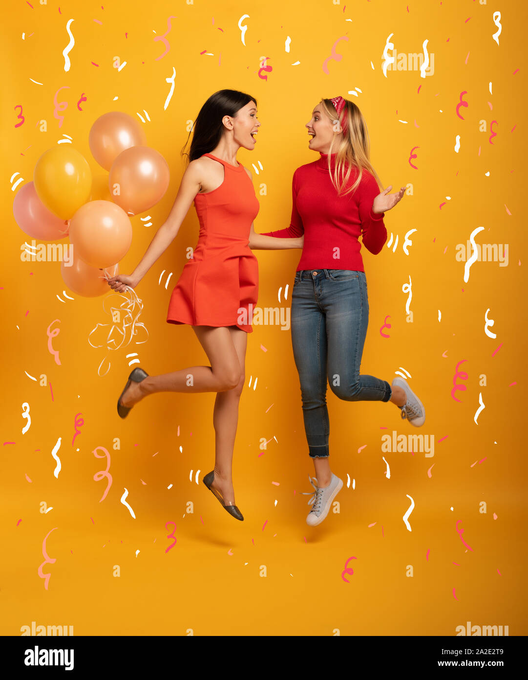 Mädchen bereit für eine Party mit Luftballons. Freudige ein Glück Ausdruck. Gelber Hintergrund Stockfoto